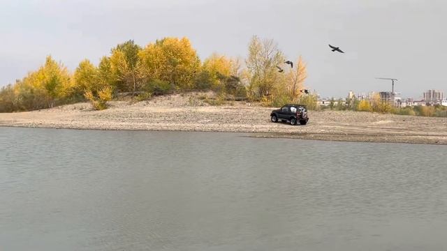 suzuki jimny проезжает брод под Бугринским мостов в Новосибирске смотреть онлайн