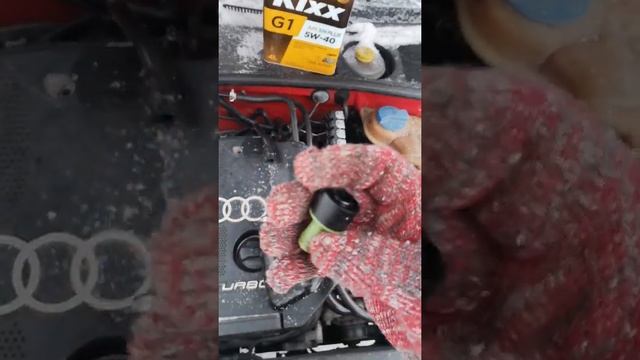 Присасывается заливная крышка двигателя