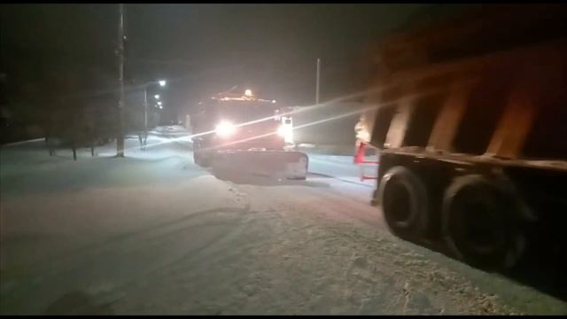 В городе Шахты ведется уборка снега смотреть онлайн