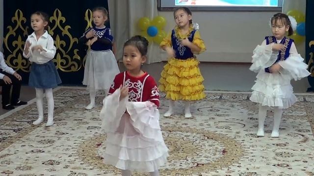Казахский ТАНЕЦ для ДЕВОЧЕК в детском саду на День Независимости. Наурыз. Dance in kindergarten. смотреть онлайн