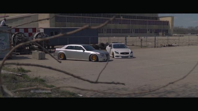 Infiniti G37 Coupe & Chrysler 300 (Bagged) смотреть онлайн