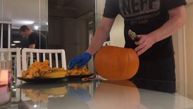 КАК ВЫРЕЗАТЬ ТЫКВУ НА ХЭЛЛОУИН. ФОНАРЬ ДЖЕКА. смотреть онлайн