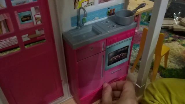 Бабушка купила домик для Барби. Открываем и играем смотреть онлайн