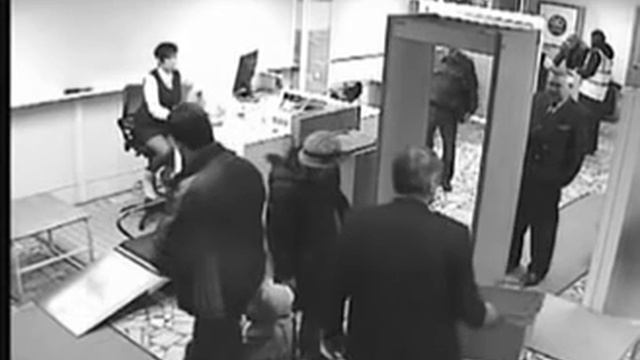 Артем Зоточкин в аэропорту Сыктывкара смотреть онлайн