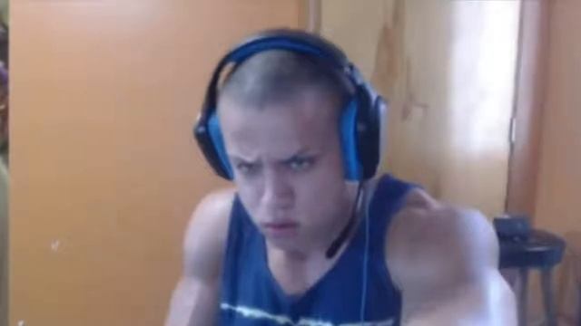 Мужик закинулся и думает что он на мотоцикле! смотреть онлайн