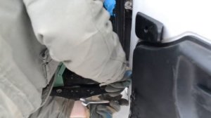 Установка кронштейна запасного колеса Ларгус в холодный день