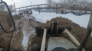 Зима продолжается.Долбим лед.Замешиваем псс.Погрузчик-экскаватор terex.