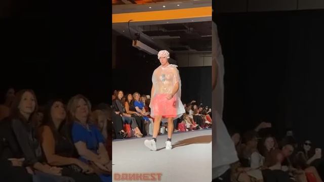 Пранкер на показе моды в душевом наряде смотреть онлайн