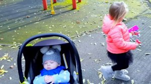 Малыш Райан встречает Эльвиру с сюрпризами в коляске и дети играют на площадке