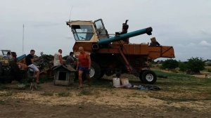 Комбайн НИВА СК 5 подготовка к уборке - цепляем зерновую жатку