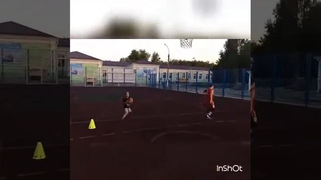 Парень 11-ти лет лет Basketball Training Dribbling Basketball Shoot смотреть онлайн