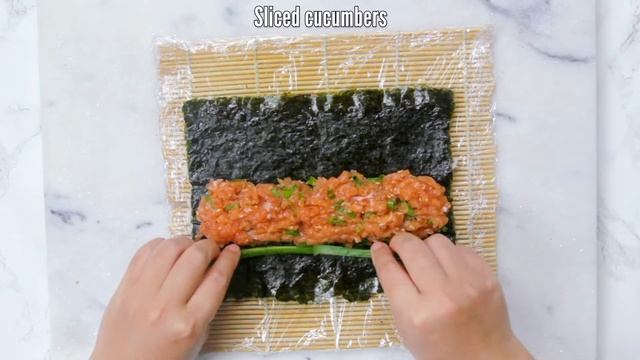 Spicy Salmon Sushi Roll with Masago and Tobiko Roes смотреть онлайн