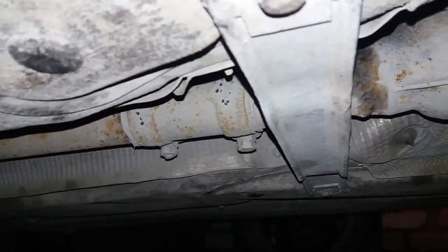 Ремонт выхлопной системы своими руками на Volkswagen Passat B5 1998-го года.