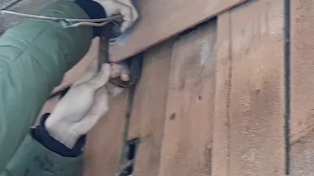 Снимаем с дома изолятор с крюком.На другом доме провод чуть не оторвало. смотреть онлайн