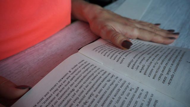 ~ASMR Whisper Reading in Russian~turning pages /АСМР Чтение книги шёпотом~шуршание страниц смотреть онлайн