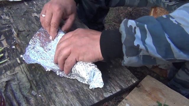 Хариус в Фольге Вкуснейший рецепт приготовления в тайге на углях Хариус получается Сочный Прелесть смотреть онлайн