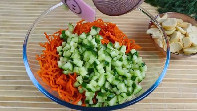 ТРИ быстрых салата с сухариками/Просто,Но потрясающе вкусно! смотреть онлайн