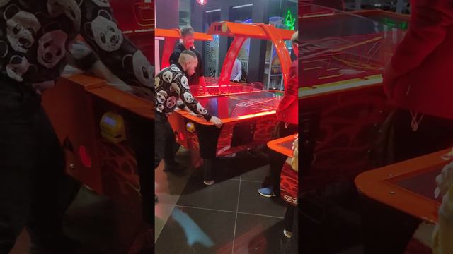 Играю в Аэро хоккей смотреть онлайн