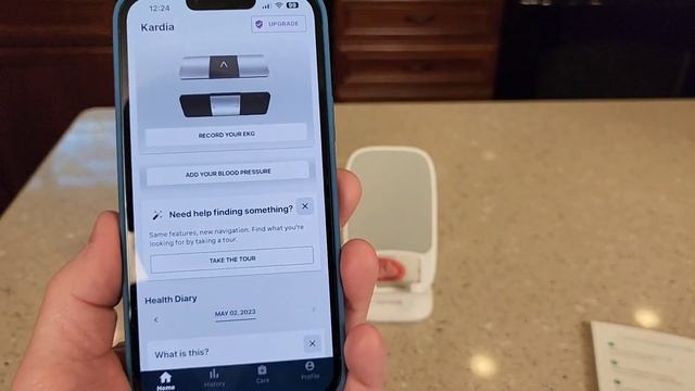 AliveCor KardiaMobile 6-Lead Personal EKG Monitor Review & How To Connect To iPhone смотреть онлайн