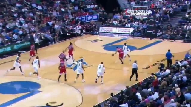 Derrick Rose sick between the legs drop pass to Noah (Feb. 28, 2011) смотреть онлайн