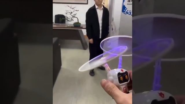 Летающая игрушка-астронавт смотреть онлайн