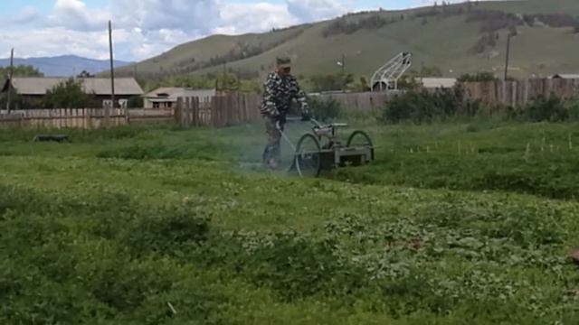 Пробное кошение самодельной роторной косилкой смотреть онлайн
