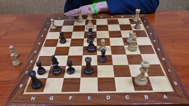 Король в атаке на шахматной доске смотреть онлайн