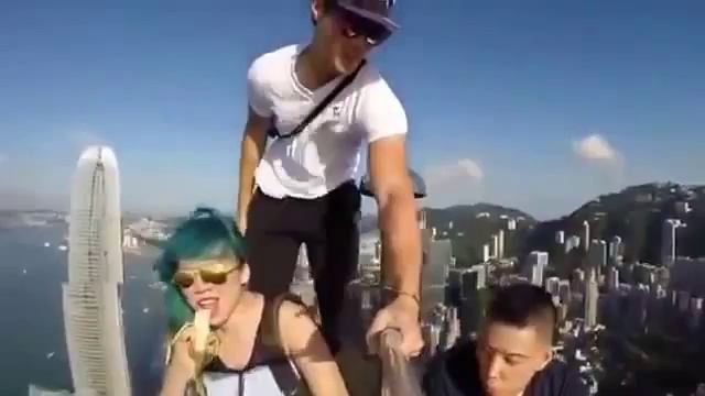 Селфи Не повторять! Крутая молодежь с бананами Успей купить смотреть онлайн