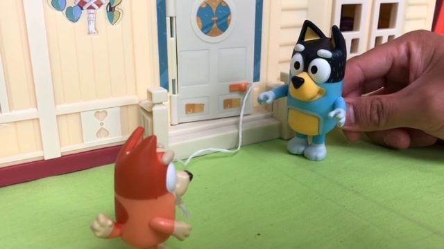 BLUEY | BINGO LOSES her first TOOTH | Pretend Play with Bluey Toys | Disney Junior | ABC Kids смотреть онлайн
