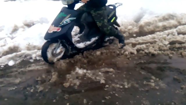 Скутер по заснеженым дорогам смотреть онлайн