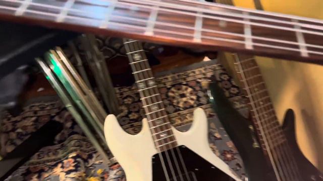 Filling the nut slots on an Ibanez SR506 bass. смотреть онлайн