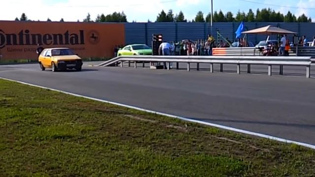 Nissan GT-R VS VAZ-2108 смотреть онлайн
