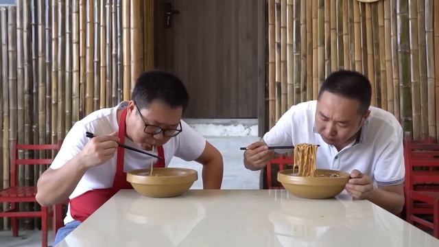 【美食合集】5斤豬肉，二弟做“紅燒牛肉麵”，香辣勁道大口嗦面真過癮！ ｜Mukbang【鐵鍋視頻】 смотреть онлайн