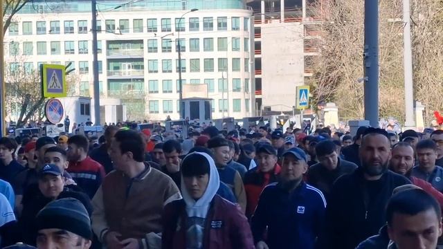 УРАЗА-БАЙРАМ В ЦЕНТИР МОСКВЫ ПРОСПЕКТ МИРА 21 04 2023 смотреть онлайн
