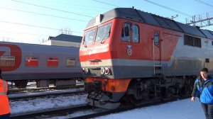 Тепловоз ТЭП70БС-255 прицепляется к поезду