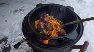 Ребра говяжьи с картошкой в казане.