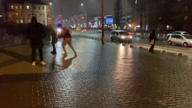 Люди падают от Сильного Гололёда в Киеве! (10-11.12 2020) смотреть онлайн