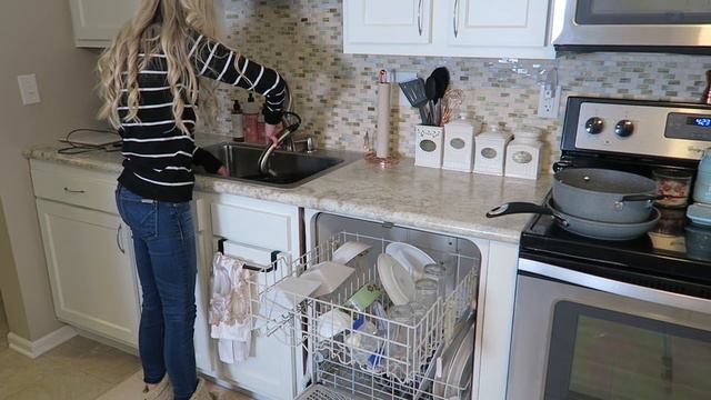 Clean With Me Vlog Style | Cleaning Motivation | Erica Lee смотреть онлайн
