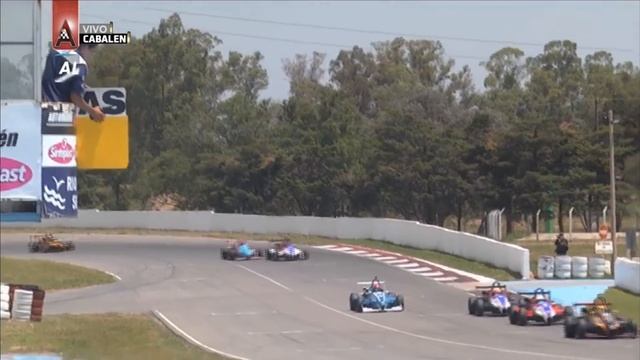 Fórmula Renault Plus 2018. Final Autódromo Oscar Cabalén (4). 1st Lap Crashes смотреть онлайн