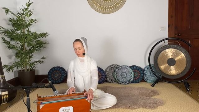 Short Kundalini Yoga Mantra Relaxation смотреть онлайн
