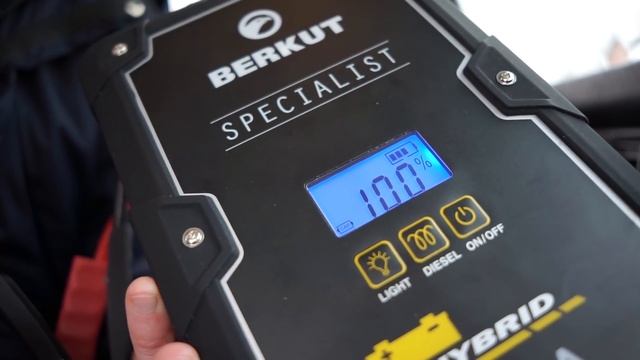 Как завести машину БЕЗ АККУМУЛЯТОРА? Пусковое устройство BERKUT JSC-600 Hybrid смотреть онлайн