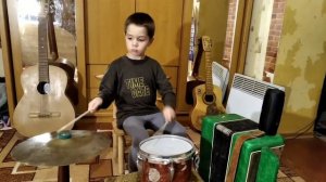 Кино - Спокойная ночь ( Никита играет на самодельных барабанах )