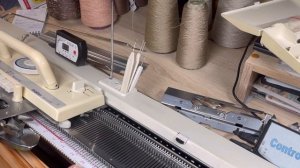 Мой опыт в покупке вязальной машины. Что можно вязать на однофонтурной и двухфонтурной машине.