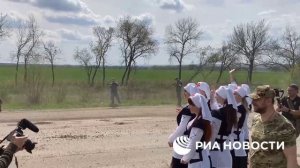 В ЛНР встречают войска России. Спецоперация на Украине.