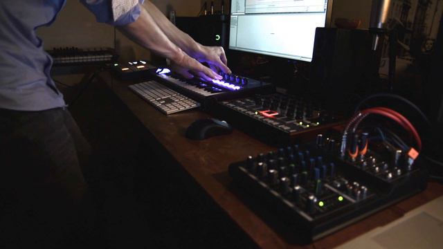 Novation Mininova Akai Rhythm Wolf - Bass synth, arpeggiator смотреть онлайн