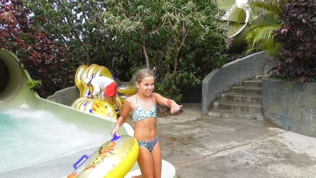Самый крутой аквапарк в МИРЕ Горка с акулами и БЕСПЛАТНЫЙ обед в SIAM PARK смотреть онлайн