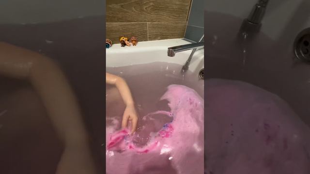Honeyberrybee Бомбочки для ванны с шиммером 💥💥💥Запускаем бомбочку и кукол L.O.L 🛀💜 Бабл-Гам🛁 смотреть онлайн