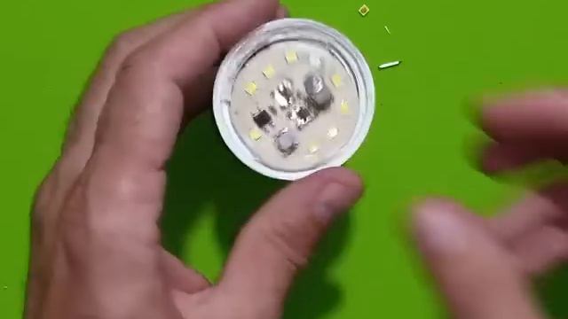 Basta colocar um clips para papel na lâmpada led e você ficará muito surpreso . смотреть онлайн