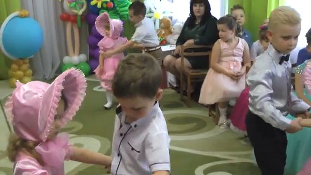 Танец малышей с выпускниками на выпускном 2018 . Муз. рук. Хворостинина Т. В. смотреть онлайн