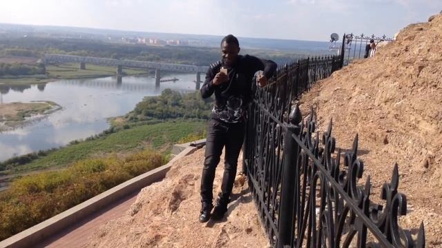 Фримпонг знакомится с памятником Салавату Юлаеву. смотреть онлайн